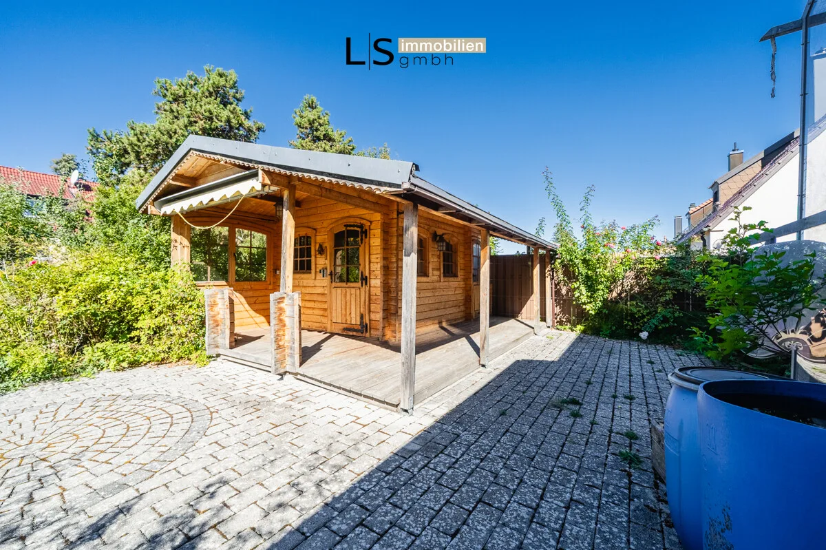 Terrasse/Garten mit Blockhaus