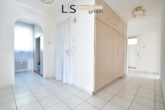 Eingangs- /Flurbereich - Wohntraum mit Potenzial: 4,5-Zimmer-Etagenwohnung mit 2 Balkonen, Garage & Garten in Oberesslingen!