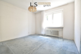 Schlafzimmer 2 - Wohntraum mit Potenzial: 4,5-Zimmer-Etagenwohnung mit 2 Balkonen, Garage & Garten in Oberesslingen!