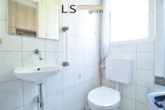 separates WC - Wohntraum mit Potenzial: 4,5-Zimmer-Etagenwohnung mit 2 Balkonen, Garage & Garten in Oberesslingen!