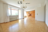 Wohn-/ Essbereich - Wohntraum mit Potenzial: 4,5-Zimmer-Etagenwohnung mit 2 Balkonen, Garage & Garten in Oberesslingen!