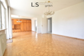 Wohn-/ Essbereich - Wohntraum mit Potenzial: 4,5-Zimmer-Etagenwohnung mit 2 Balkonen, Garage & Garten in Oberesslingen!