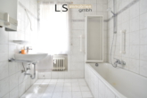 Badezimmer - Wohntraum mit Potenzial: 4,5-Zimmer-Etagenwohnung mit 2 Balkonen, Garage & Garten in Oberesslingen!