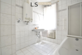 Badezimmer - Wohntraum mit Potenzial: 4,5-Zimmer-Etagenwohnung mit 2 Balkonen, Garage & Garten in Oberesslingen!