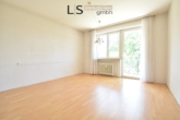 Schlafzimmer 1 - Wohntraum mit Potenzial: 4,5-Zimmer-Etagenwohnung mit 2 Balkonen, Garage & Garten in Oberesslingen!
