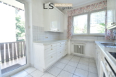 Küche - Wohntraum mit Potenzial: 4,5-Zimmer-Etagenwohnung mit 2 Balkonen, Garage & Garten in Oberesslingen!