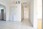 Eingangs-/Flurbereich - Wohntraum mit Potenzial: 4,5-Zimmer-Etagenwohnung mit 2 Balkonen, Garage & Garten in Oberesslingen!