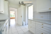 Küche - Wohntraum mit Potenzial: 4,5-Zimmer-Etagenwohnung mit 2 Balkonen, Garage & Garten in Oberesslingen!