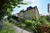 Außenansicht - Wohntraum mit Potenzial: 4,5-Zimmer-Etagenwohnung mit 2 Balkonen, Garage & Garten in Oberesslingen!