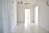Eingangs-/Flurbereich - Wohntraum mit Potenzial: 4,5-Zimmer-Etagenwohnung mit 2 Balkonen, Garage & Garten in Oberesslingen!