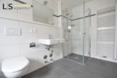 *Neuwertig* Sehr schöne und helle 4-Zimmer-Wohnung mit Balkon und Tiefgarage in Oberesslingen! - Badezimmer