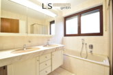 Badezimmer - Perfekte 3-Zimmer-Wohnung in Halbhöhenlage mit zwei Balkonen und Doppelgarage!