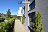 Hauszugang - Exklusive 3,5-Zimmer-Wohnung mit XXL-Terrasse, hochwertiger EBK & 2 Kfz-Stellplätzen in guter Lage!