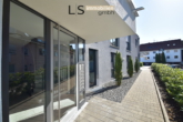 Hauszugang - Exklusive 3,5-Zimmer-Wohnung mit XXL-Terrasse, hochwertiger EBK & 2 Kfz-Stellplätzen in guter Lage!