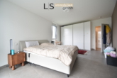 Schlafzimmer - Exklusive 3,5-Zimmer-Wohnung mit XXL-Terrasse, hochwertiger EBK & 2 Kfz-Stellplätzen in guter Lage!