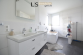Badezimmer - Exklusive 3,5-Zimmer-Wohnung mit XXL-Terrasse, hochwertiger EBK & 2 Kfz-Stellplätzen in guter Lage!