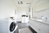 Badezimmer - Exklusive 3,5-Zimmer-Wohnung mit XXL-Terrasse, hochwertiger EBK & 2 Kfz-Stellplätzen in guter Lage!