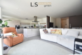 Wohnbereich - Exklusive 3,5-Zimmer-Wohnung mit XXL-Terrasse, hochwertiger EBK & 2 Kfz-Stellplätzen in guter Lage!