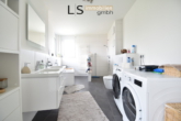 Badezimmer - Exklusive 3,5-Zimmer-Wohnung mit XXL-Terrasse, hochwertiger EBK & 2 Kfz-Stellplätzen in guter Lage!
