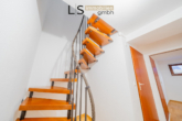 Internes Treppenhaus - Außergewöhnliche Maisonette-Wohnung mit Terrasse und Stellplatz in Top-Lage!