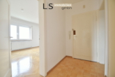 Eingangs-/ Flurbereich - Geräumige und helle 3-Zimmer-Wohnung in ruhiger Wohnlage von S-Untertürkheim mit Balkon!