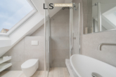 Badezimmer oben - Exklusive 4-Zimmer-Maisonette mit hochwertiger Ausstattung, Dachterrasse, Aufzug & TG-Stellplatz!