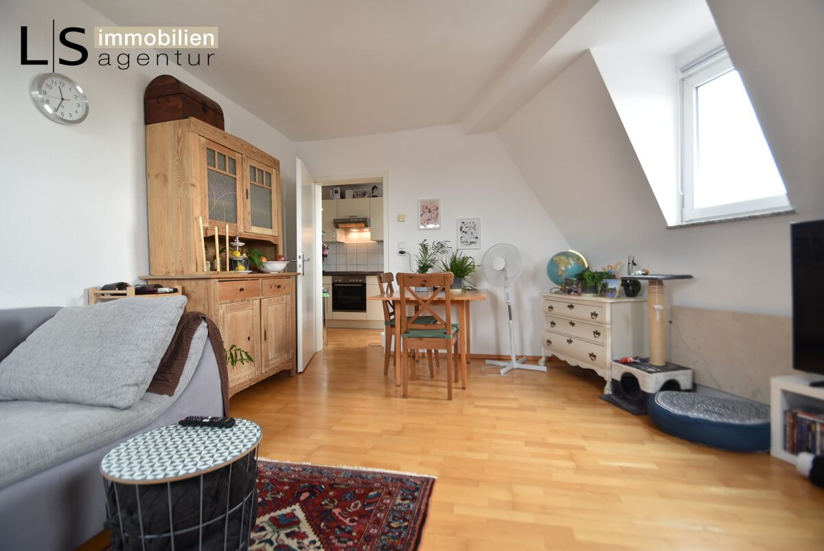 Schöne, helle 2-Zimmer-Wohnung in zentrumsnaher Lage von S-Degerloch!, 70597 Stuttgart, Dachgeschosswohnung