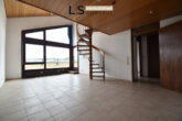 *Weitblick* Renovierte 2,5-Zimmer-Galeriewohnung mit Balkon, großer Dachterrasse und TG-Stellplatz! - Wohnzimmer