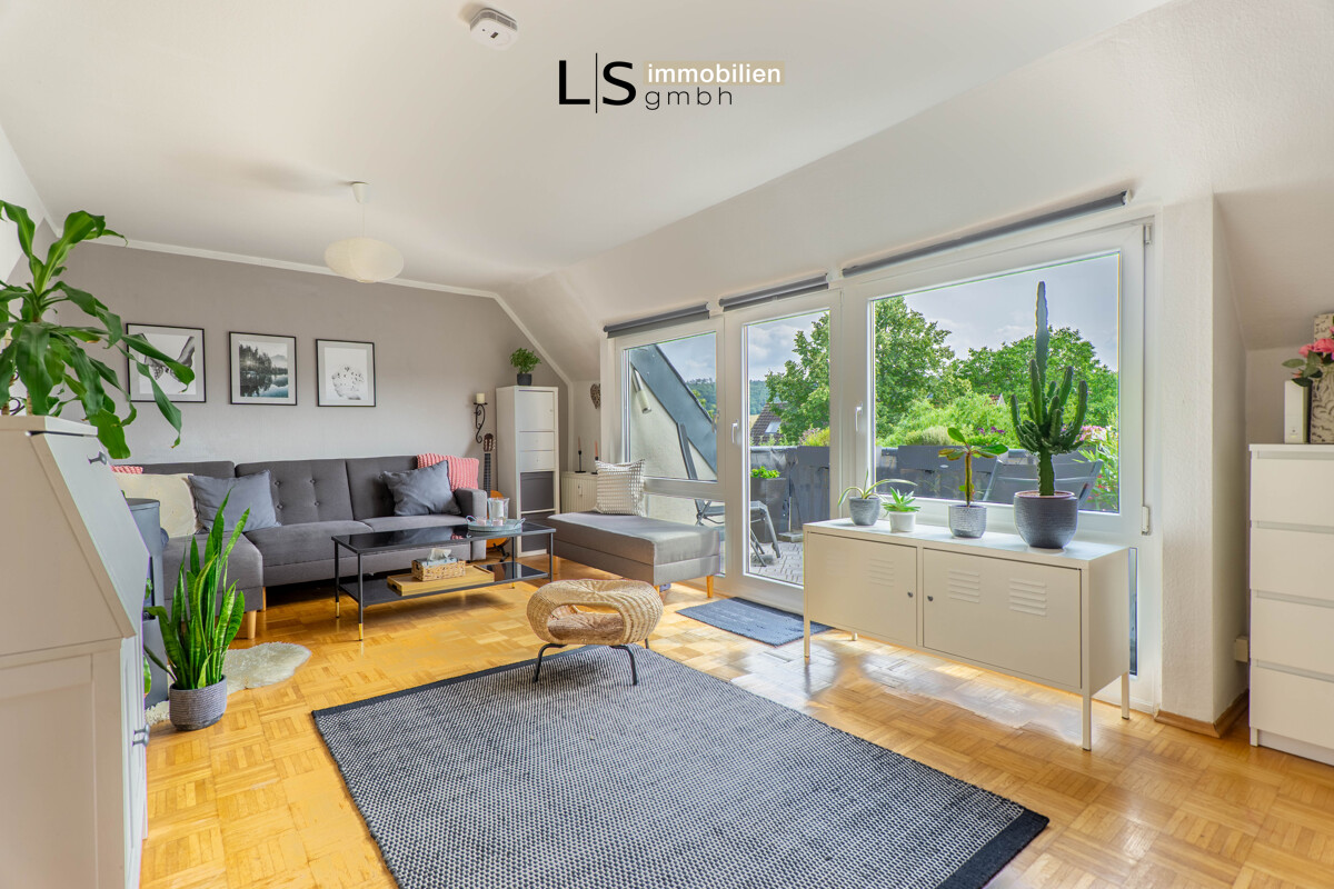Wohnen mit Weitblick! Charmante 3-Zimmer-DG-Wohnung in Top-Lage! Stellplatz & Bühnenraum inklusive!, 75397 Simmozheim, Dachgeschosswohnung